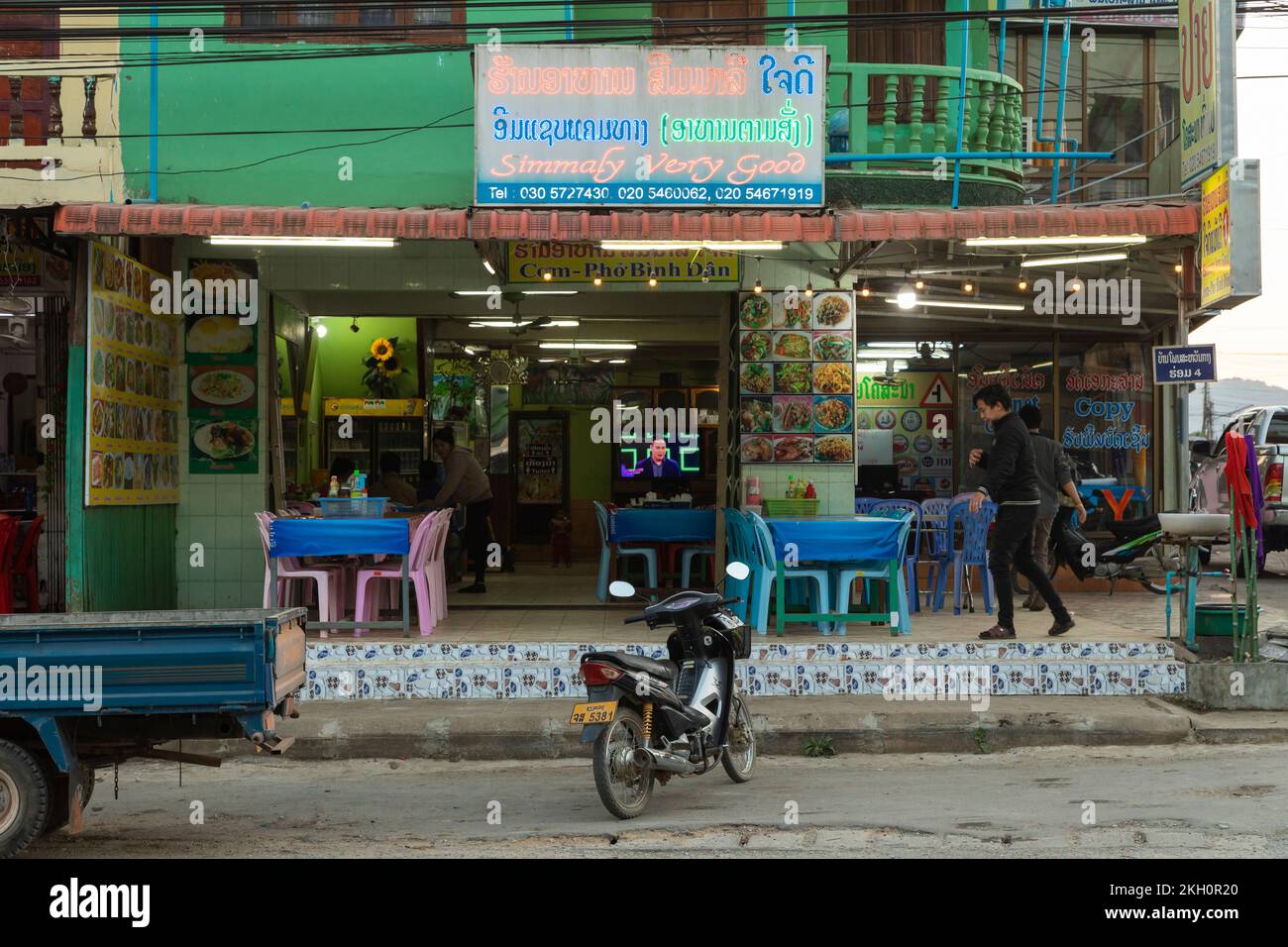 Phonsavan, Laos - 13 dicembre 2019: Persone in un tipico ristorante alimentare popolare nella città di Phonsavan, Laos, Sud-est asiatico Foto Stock
