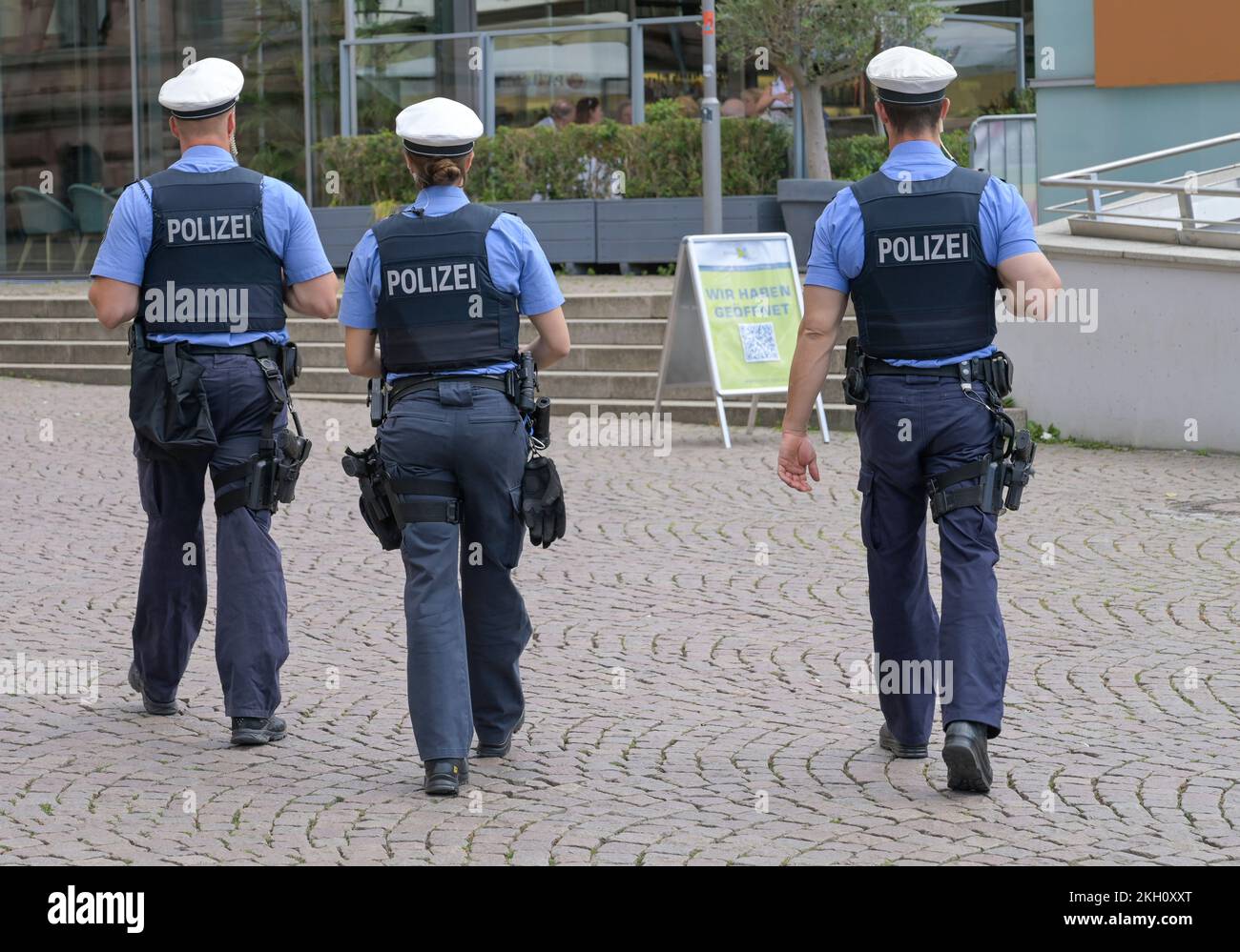 Polizisten, Streife, Innenstadt, Wiesbaden, Hessen, Germania Foto Stock