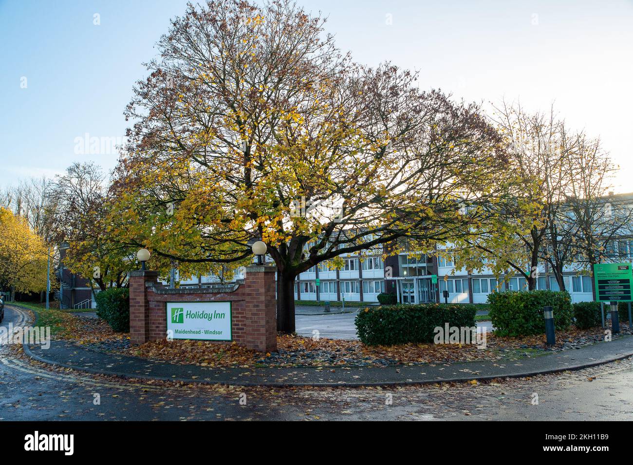 Maidenhead, Regno Unito. 23rd Novembre 2022. L'Holiday Inn Maidenhead è stato chiuso al pubblico dall'aprile di quest'anno e viene utilizzato per ospitare richiedenti asilo che rivendicano il 'santuario'. Ai migranti viene offerto alloggio gratuito e tre pasti al giorno. L'accordo messo in atto dall'Ufficio domestico, è riferito per essere per il futuro forseeable. Un tempo frequentato e popolare hotel a 4 stelle e palestra, era in passato utilizzato dai visitatori di Legoland e del Royal Borough of Windsor e Maidenhead, nonché dalle aziende locali. Credit: Maureen McLean/Alamy Live News Foto Stock