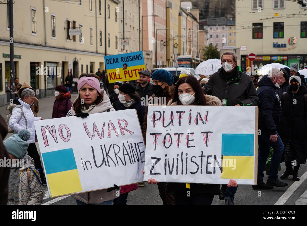 Due giovani donne alla manifestazione con due segni: "Nessuna guerra in Ucraina” e "Putin uccide civili”. Foto Stock