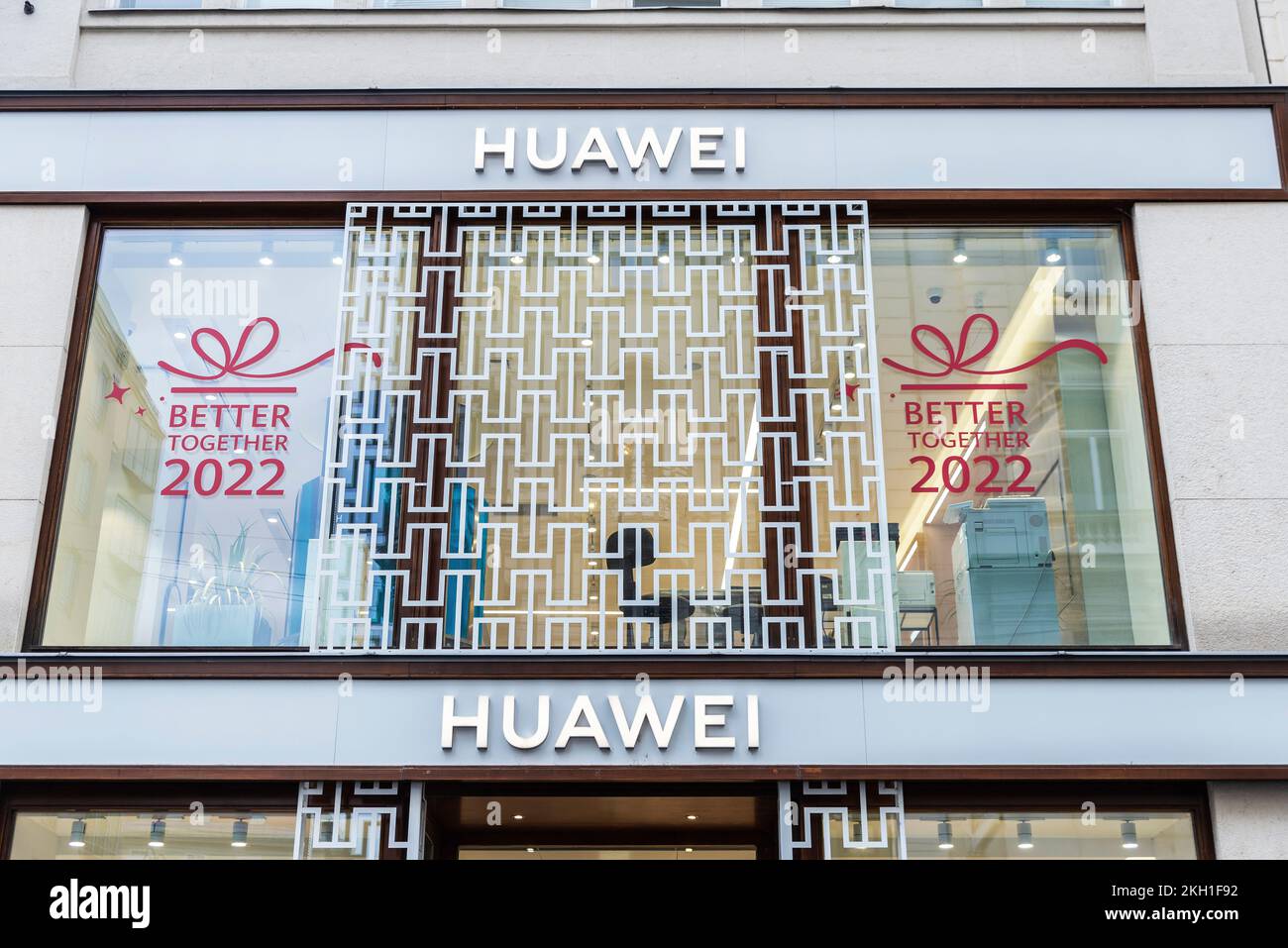 Vienna, Austria - 14 ottobre 2022: Esposizione di un negozio telefonico Huawei in una via commerciale di Innere Stadt, Vienna, Austria Foto Stock