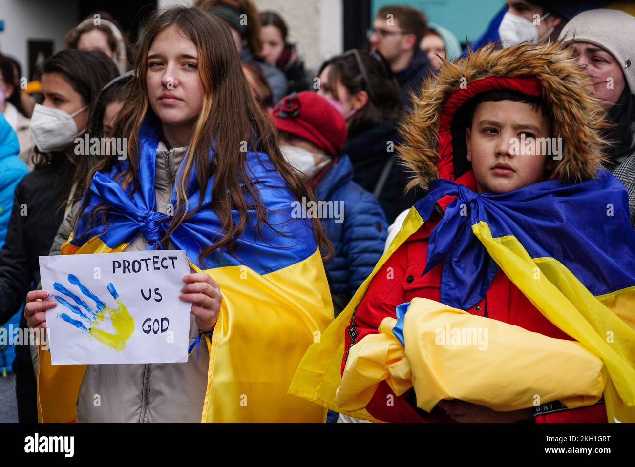 Due ragazze ucraine durante una manifestazione contro la guerra russa in Ucraina. Quello più vecchio tiene un piccolo foglio auto-scritto davanti a lei. Foto Stock