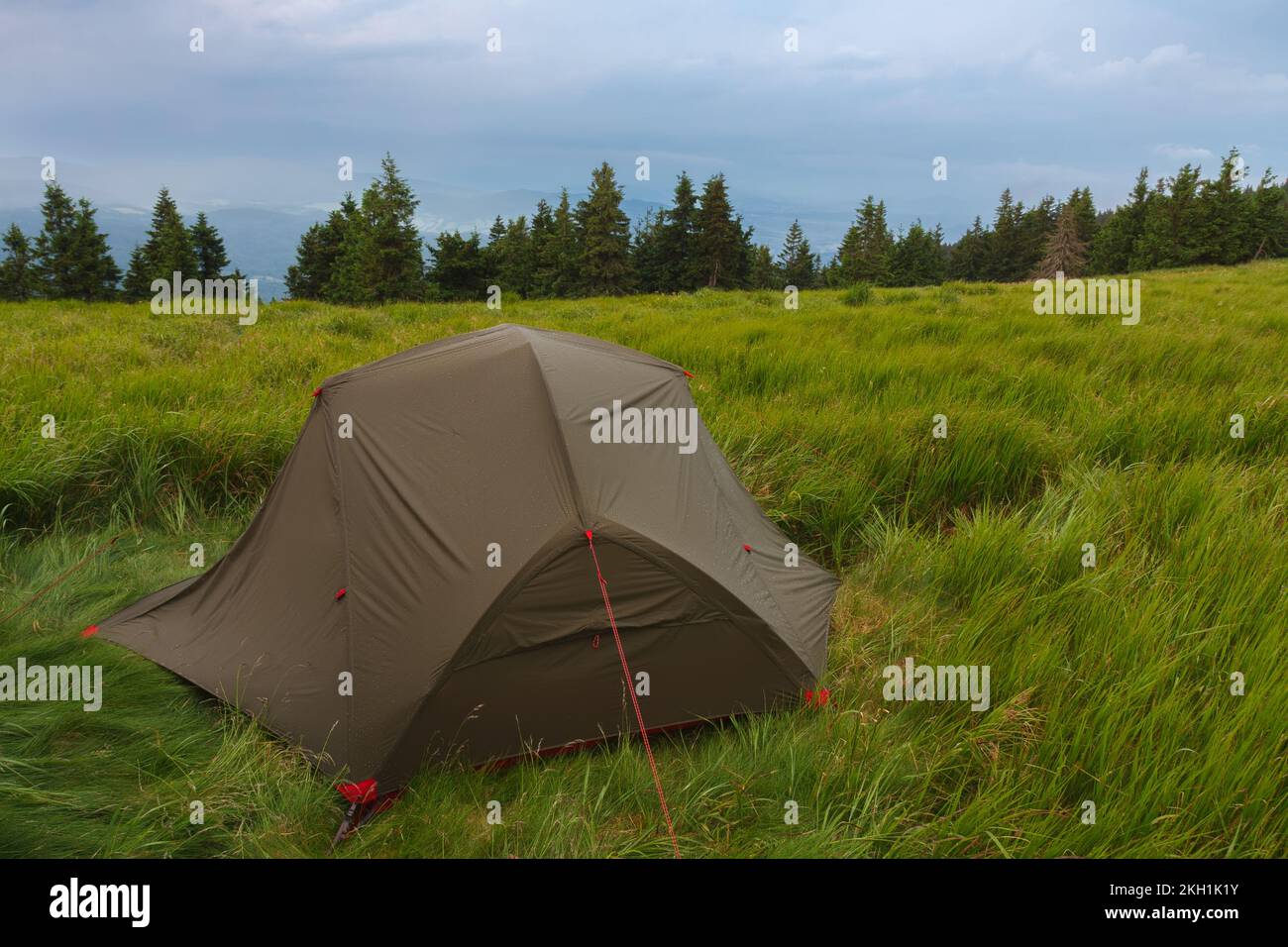 Tenda verde leggera indipendente per tre stagioni per 2 persone sulla collina mravenecnik in erba la mattina dopo la tempesta di pioggia. Jesenik montagne, Repub ceco Foto Stock