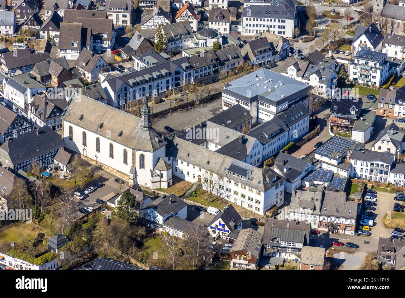 Vista aerea, chiesa di St. Nikolai e la scuola secondaria Brilon Heinrich-Lübke-Schule, Brilon, Sauerland, Renania settentrionale-Vestfalia, Germania, Sito di culto, e Foto Stock