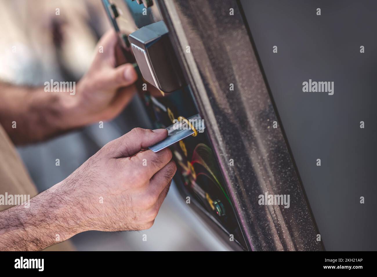 Persona in piedi davanti a un terminale di pagamento self-service all'avanguardia Foto Stock