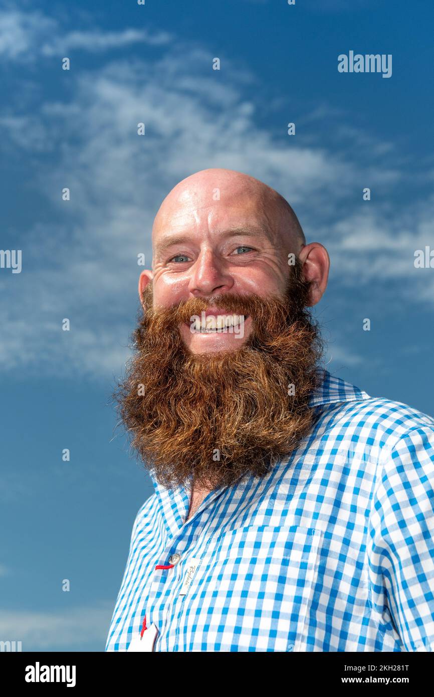 Felice uomo dalla testa calva con una barba folta, Cumbria, Regno Unito. Foto Stock