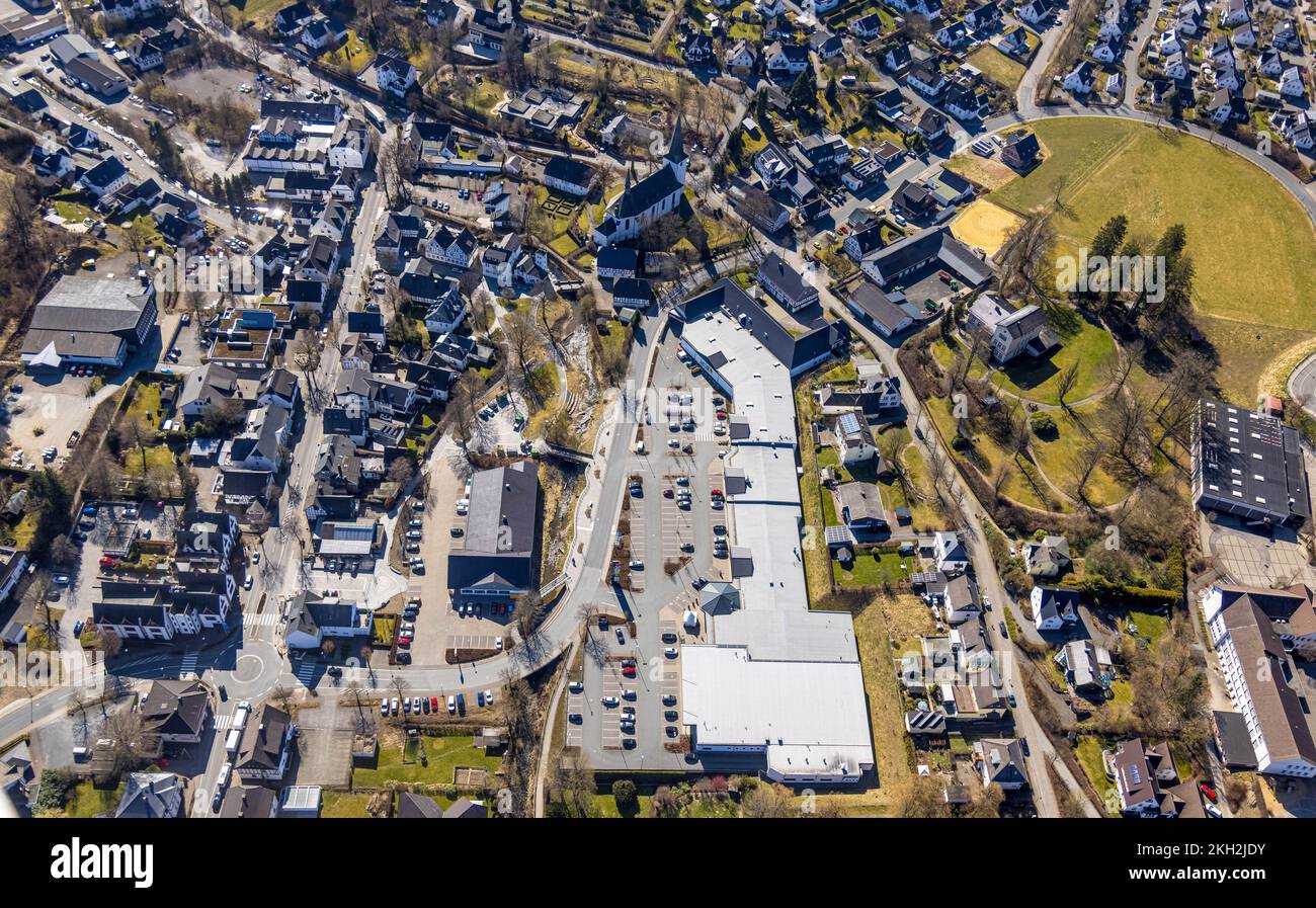 Veduta aerea, Piazza dell'unità tedesca, parco della città, tree cutting, centro commerciale Tölckestraße, St Chiesa cattolica di Pietro e Paolo, Eslohe, Sauerland, Nord Foto Stock
