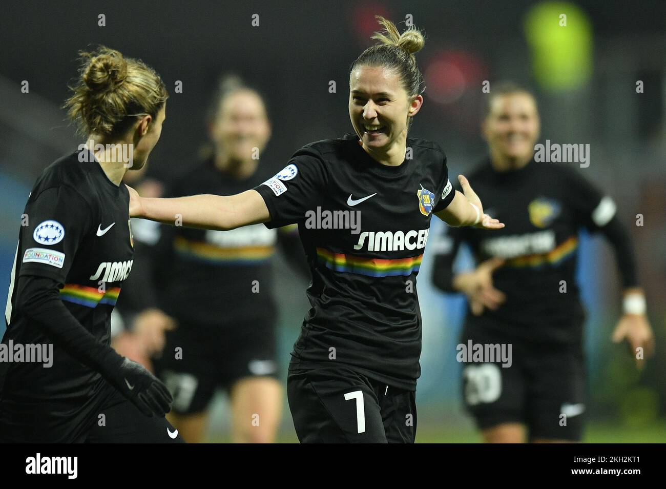 Mlada Boleslav, Repubblica Ceca. 23rd Nov 2022. Maria Mikolajova (centro) con i suoi compagni di squadra di San Polten festeggia un gol durante la partita di calcio femminile della Champions League 3rd del gruppo B SK Slavia Praha vs SKN St. Polten, a Mlada Boleslav, Repubblica Ceca, 23 novembre 2022. Credit: Radek Petrasek/CTK Photo/Alamy Live News Foto Stock