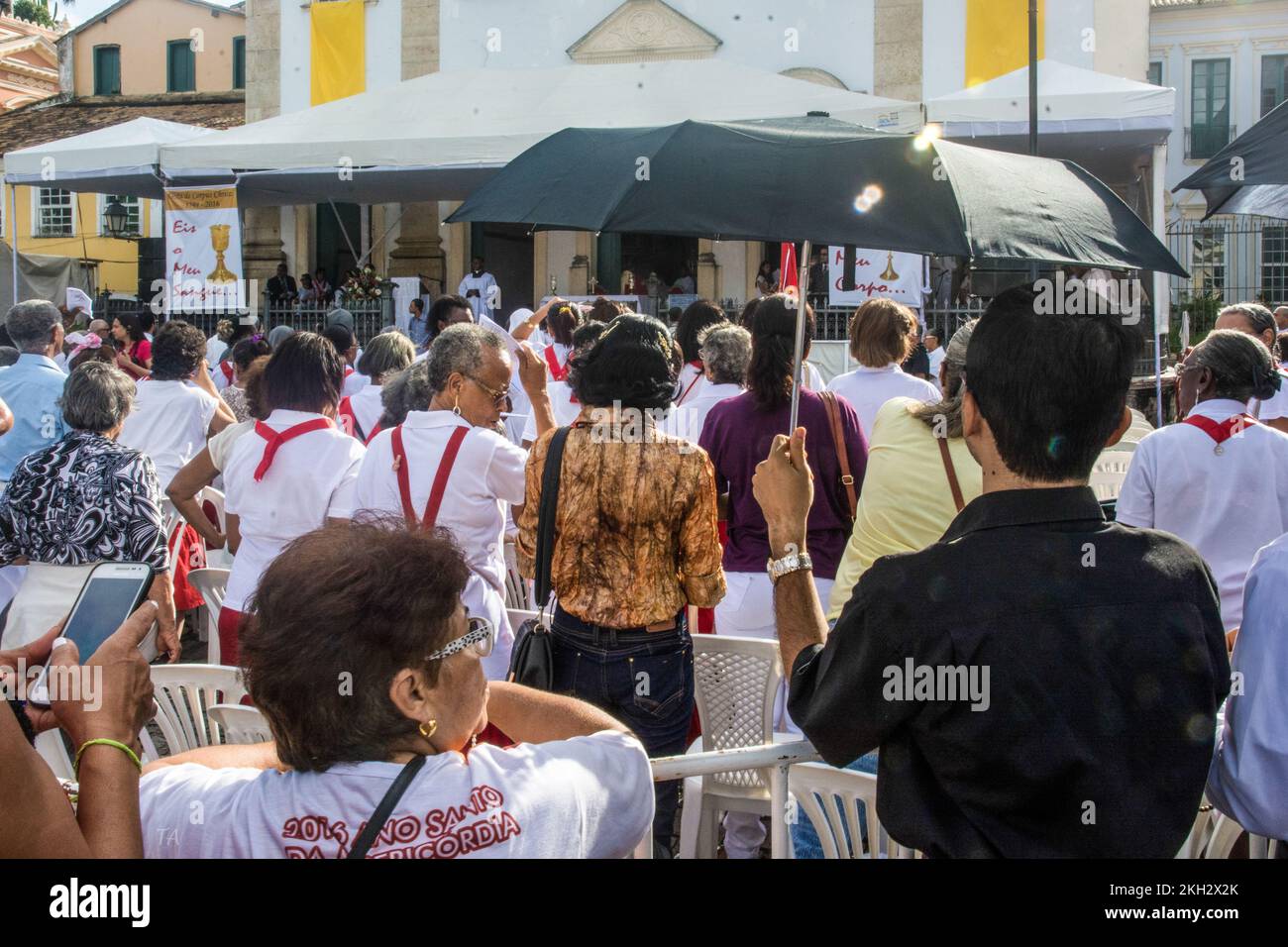 Salvador, Bahia, Brasile - 26 maggio 2016: La gente sta in piedi di fronte alla chiesa in attesa della celebrazione del Corpus Cristo giorno nella città di SAL Foto Stock