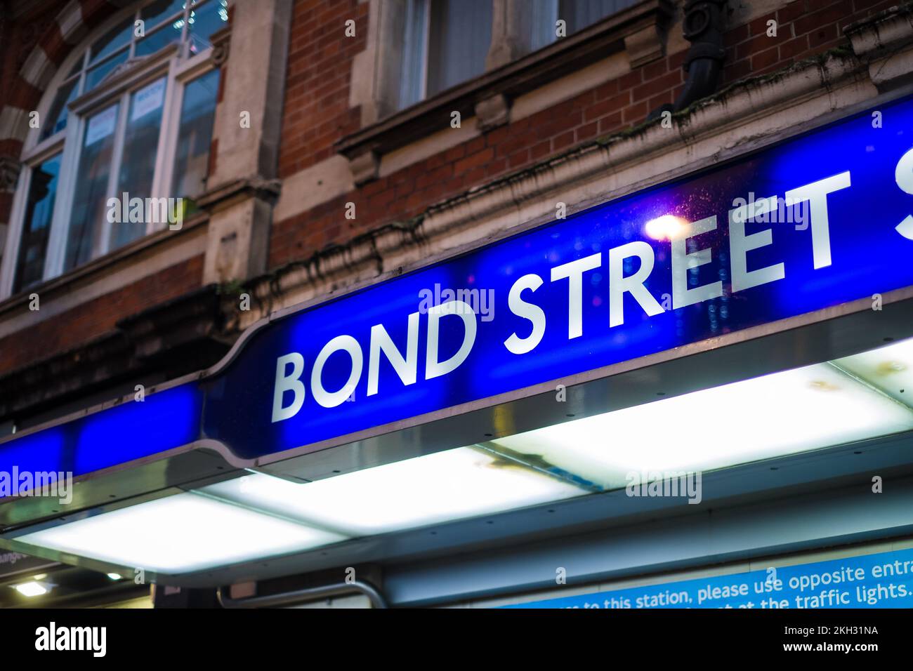 Londra, Regno Unito - 4 novembre 2022: Logo della stazione della metropolitana nella città di Londra. Segnale della stazione di Bond Street. Foto Stock