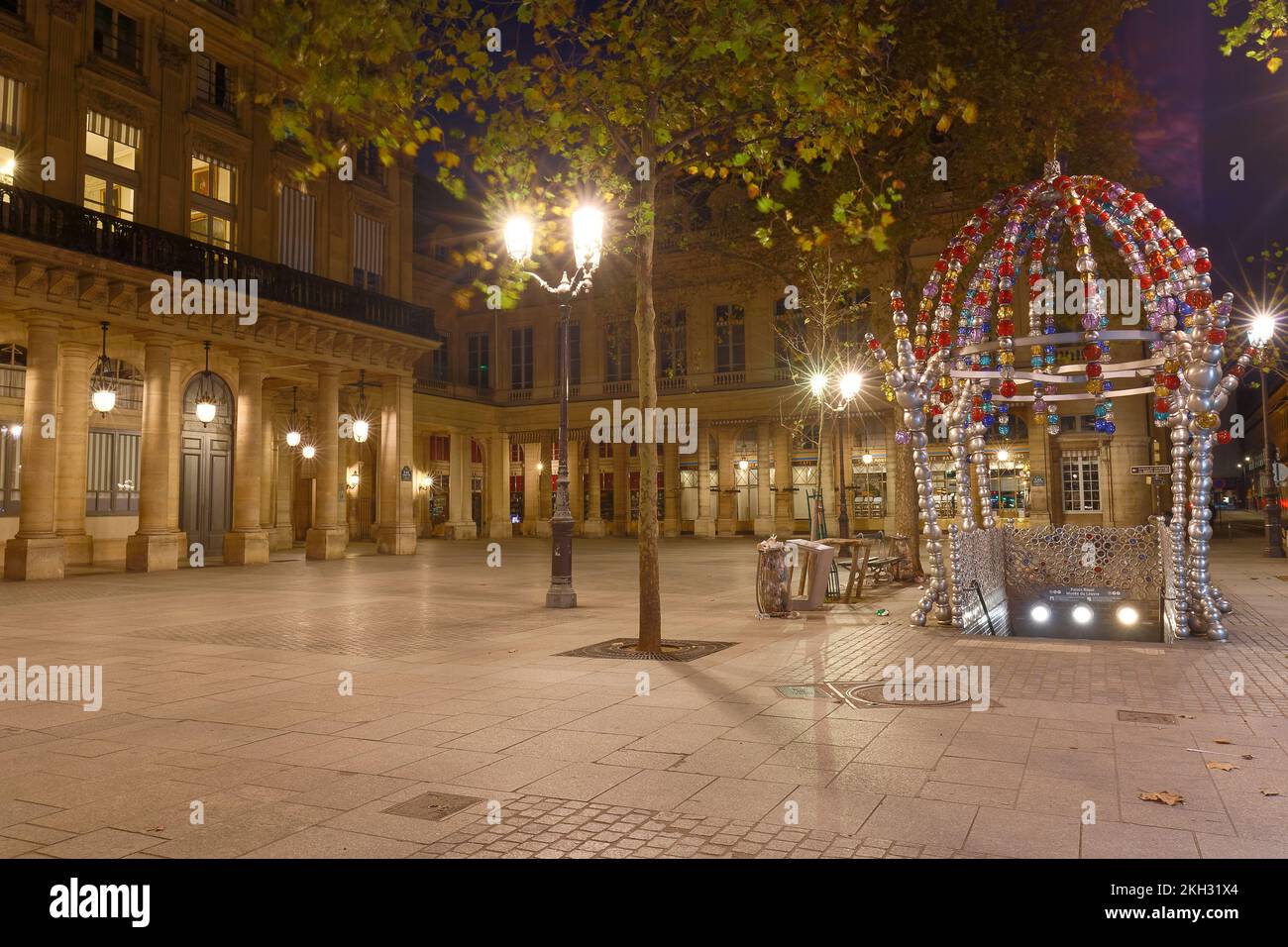 Parigi, Francia-20 novembre 2022 : Place Colette è il luogo in cui si trova il magnifico edificio del Palais Royal. Questo luogo prende il nome da t Foto Stock
