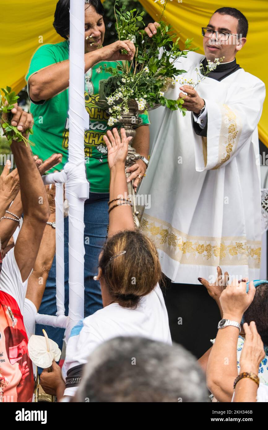 Salvador, Bahia, Brasile - 26 maggio 2016: I fedeli cattolici raccolgono i fiori durante la celebrazione del Corpus Cristo nella città di Salvador, Bahia. Foto Stock