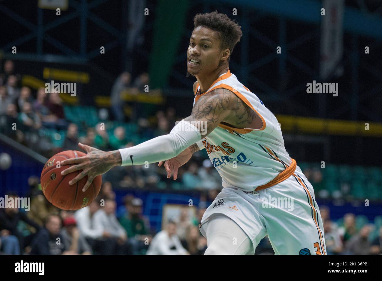 Wroclaw, Polonia, 23rd novembre 2022. 7days Eurocup: WKS Slask Wroclaw (camicie verdi) vs Promitheas Patras (camicie bianche) in Hala Orbita. Foto: #3 Joe Young © Piotr Zajac/Alamy Live News Foto Stock