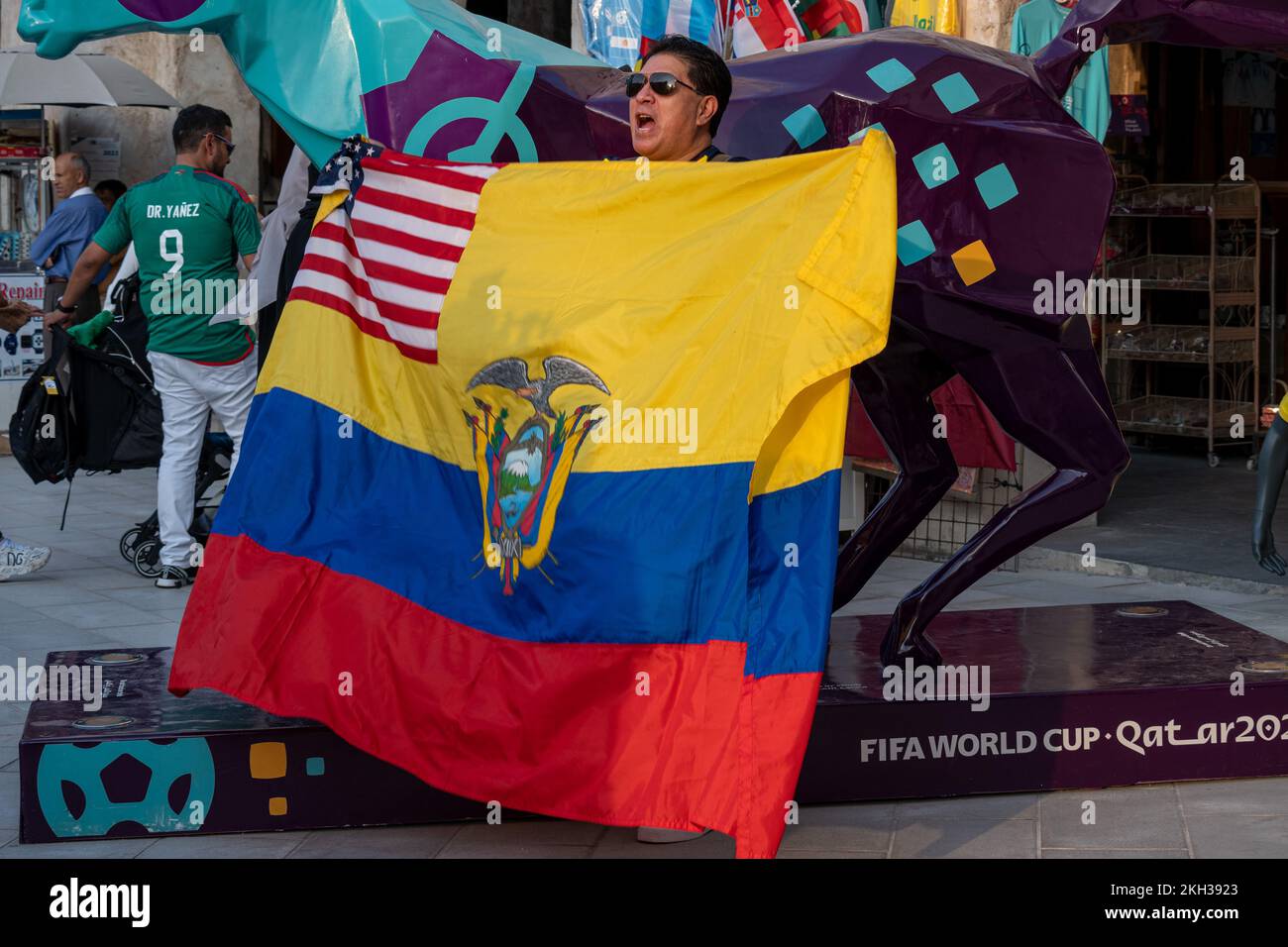 Ecuador tifosi godendo in Souq Waqif Qatar Foto Stock