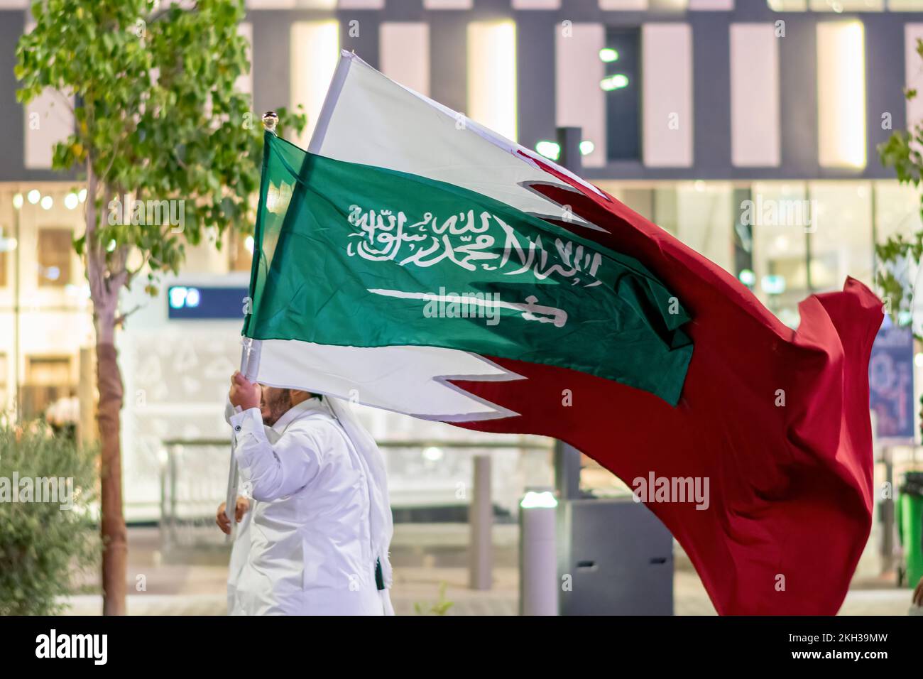 Coppa del mondo FIFA Croazia tifosi in Qatari look Dress godendo in Souq Waqif Foto Stock