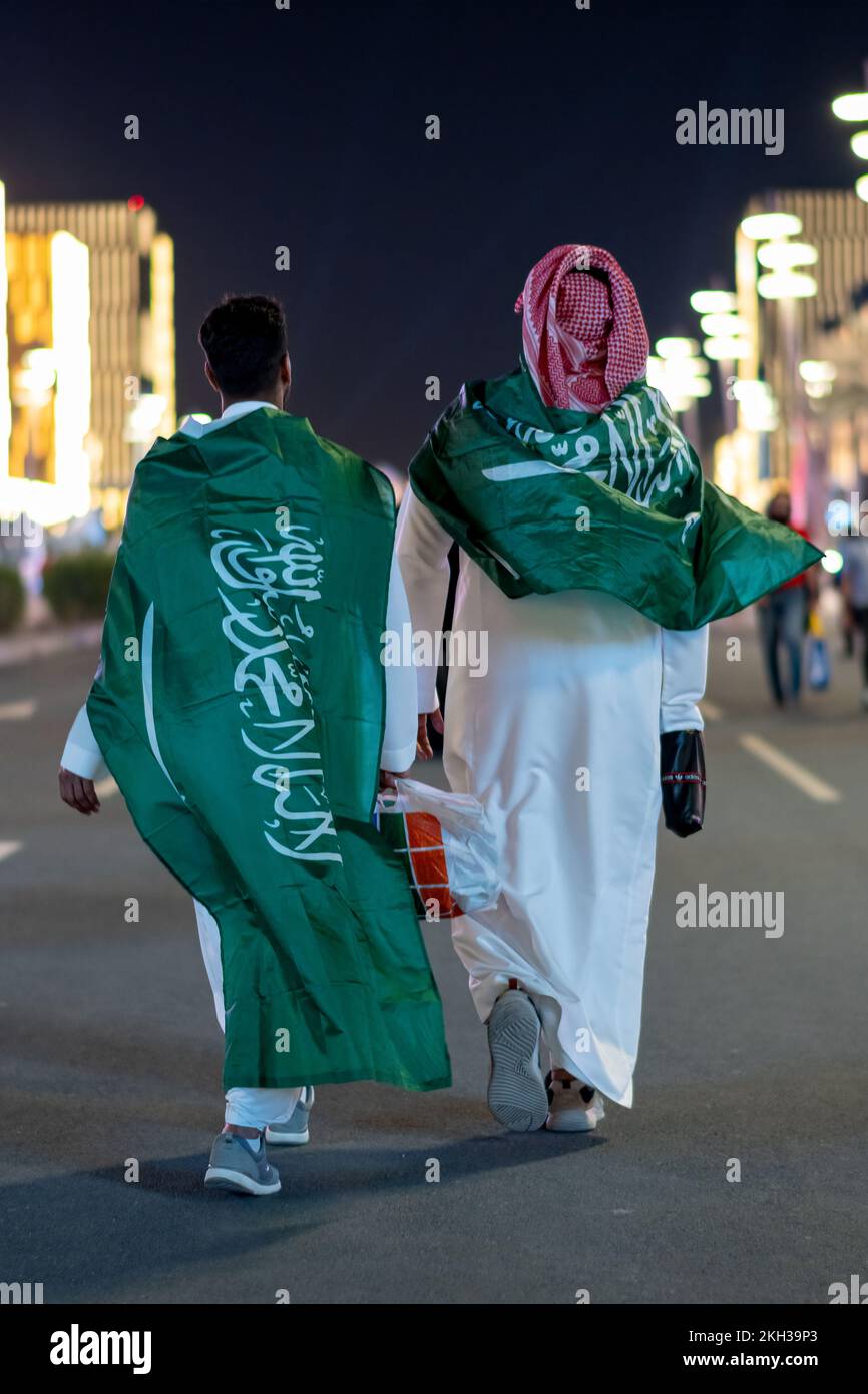 I tifosi del calcio Saudita si divertano nella Coppa del mondo FIFA Qatar di Lusail Boulevard Foto Stock