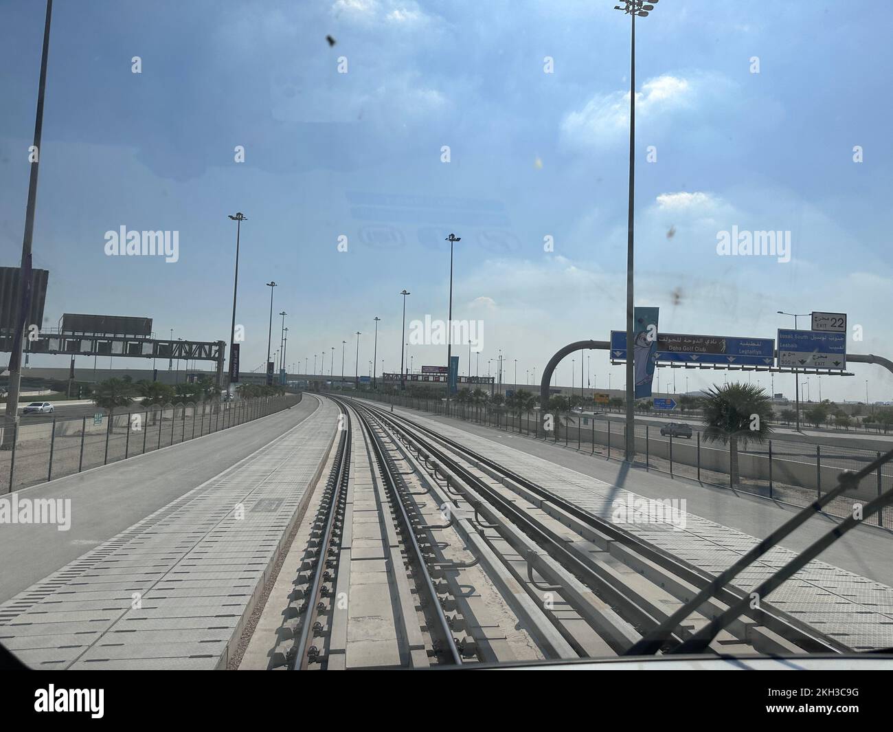 Il treno veloce della metropolitana nel lungo tunnel ha dato all'immagine una sensazione di velocità a Doha, Qatar. Foto Stock