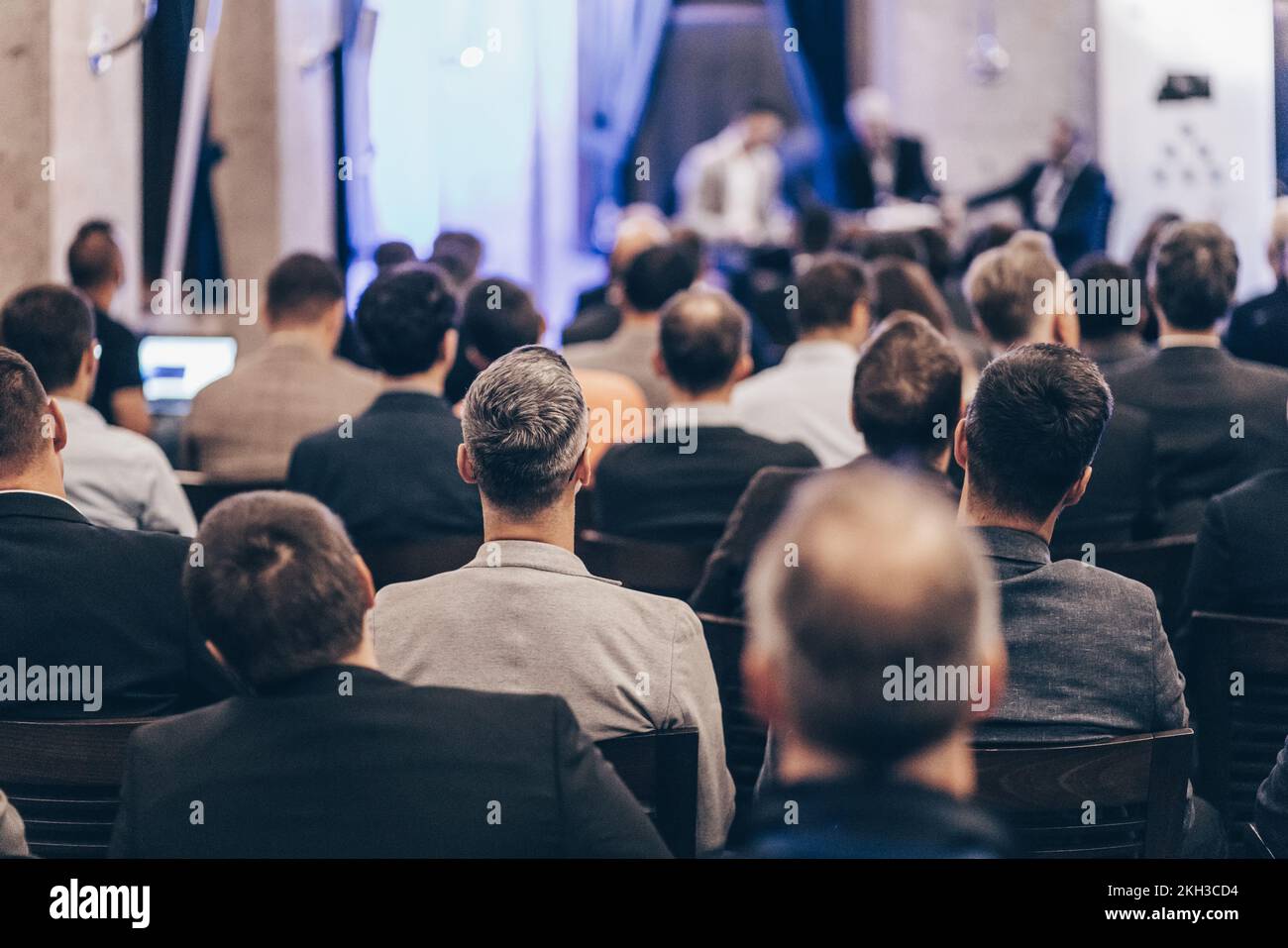 Tavola rotonda in occasione di convegni e presentazioni aziendali. Pubblico nella sala conferenze. Simposio aziendale e imprenditoriale. Foto Stock