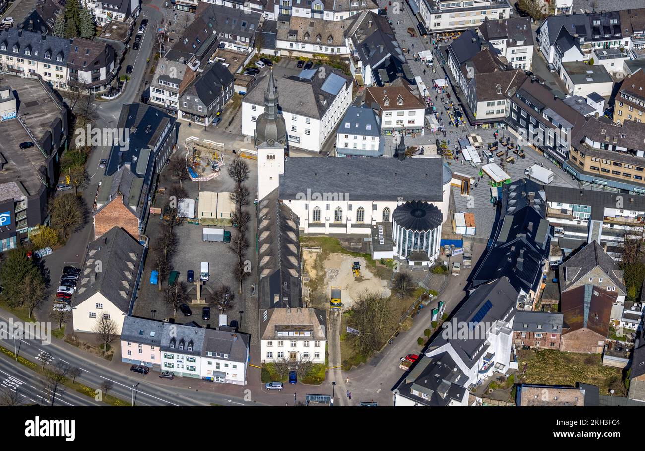 Vista aerea, St. Walburga chiesa, St. Centro giovanile di Walburga e Stiftsplatz, mercato settimanale, città di Meschede, Meschede, Sauerland, Renania settentrionale-Vestfalia Foto Stock