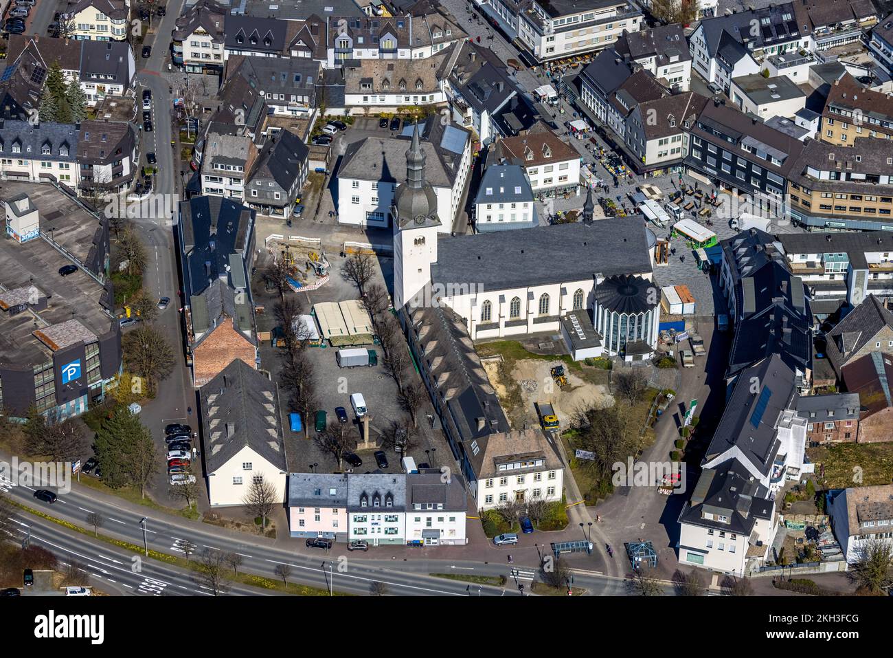Vista aerea, St. Walburga chiesa, St. Centro giovanile di Walburga e Stiftsplatz, mercato settimanale, città di Meschede, Meschede, Sauerland, Renania settentrionale-Vestfalia Foto Stock