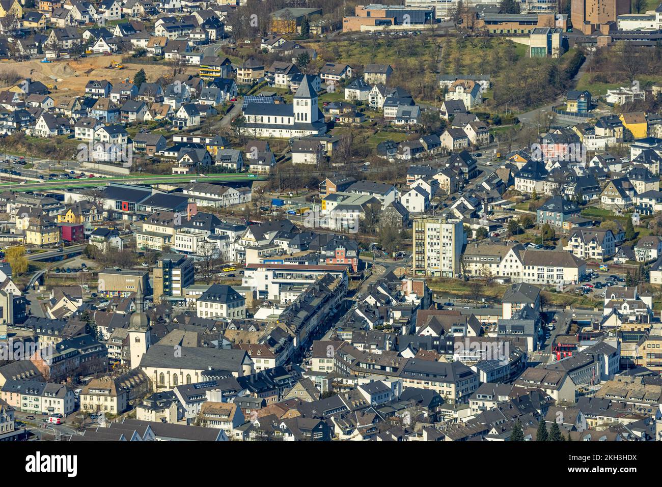 Vista aerea, vista del centro della città con la chiesa cattolica Assunzione della Vergine Maria Meschede e chiesa parrocchiale di San Walburga, Meschede città, Mesc Foto Stock