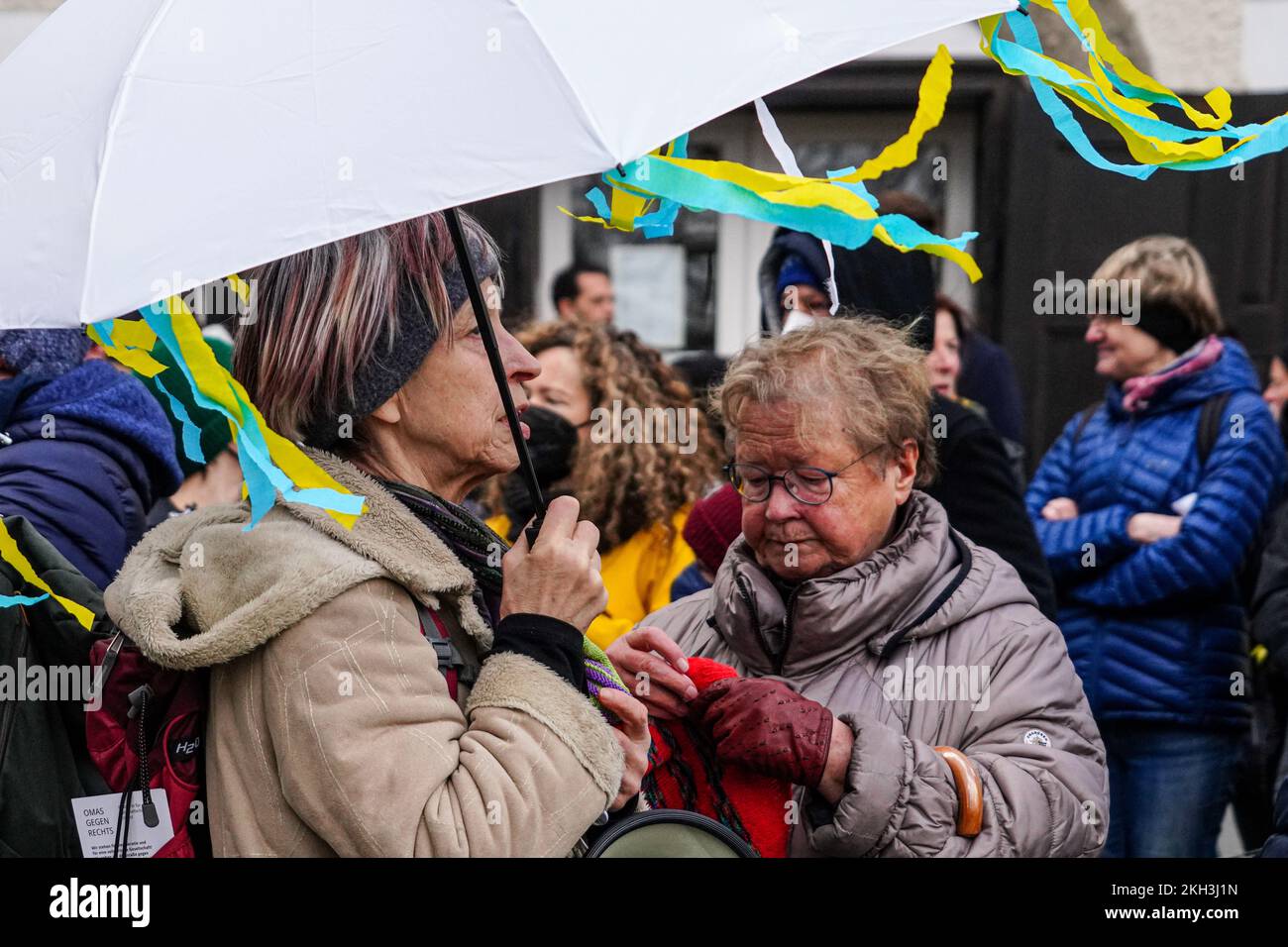 Due donne anziane della Civil Society Initiative Grandmas contro l'estrema destra hanno decorato un ombrello con strisce nei colori ucraini. Foto Stock