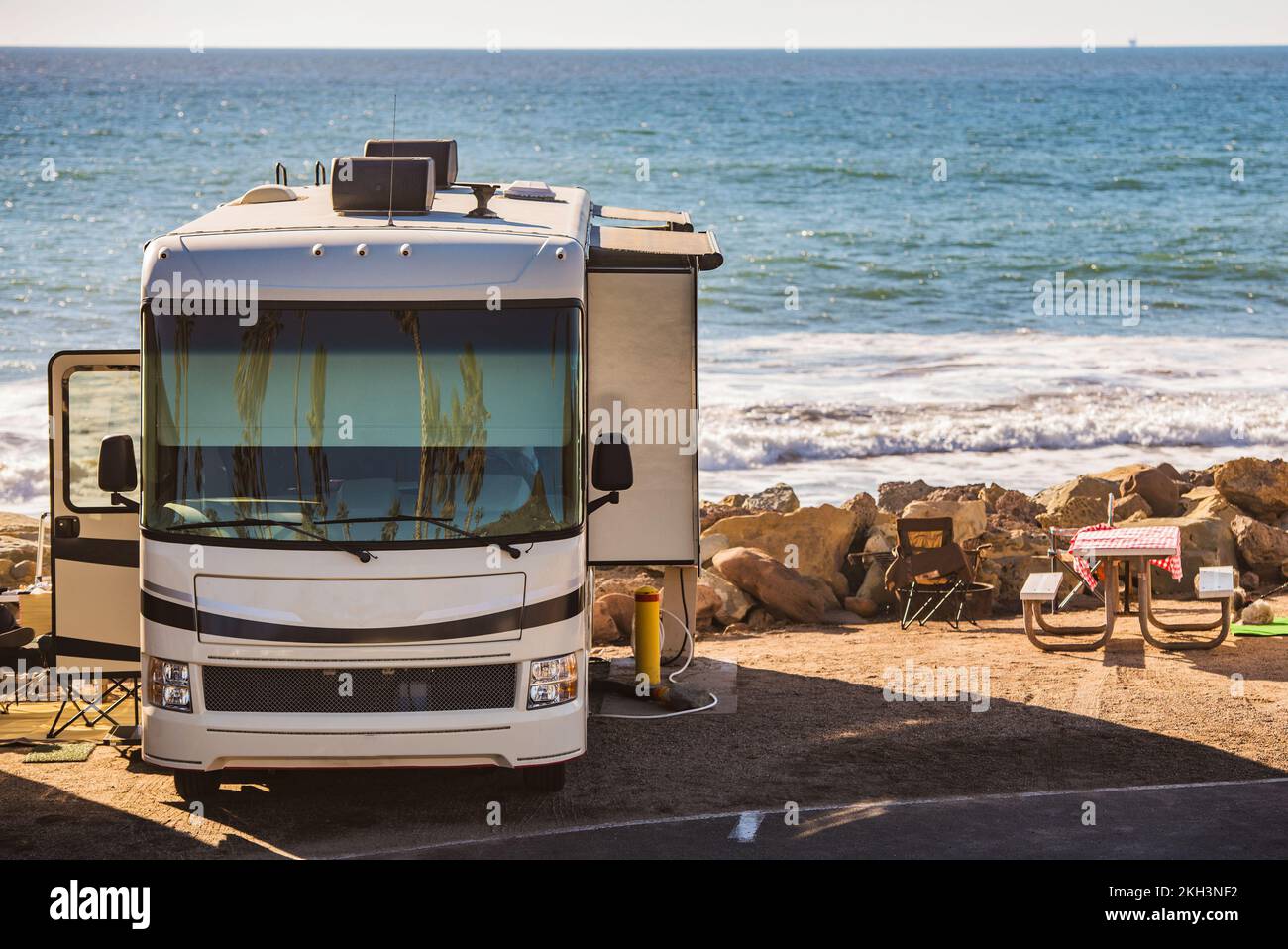 RV Campground sulla riva del mare con vista panoramica. Tema di viaggio per camper. Foto Stock