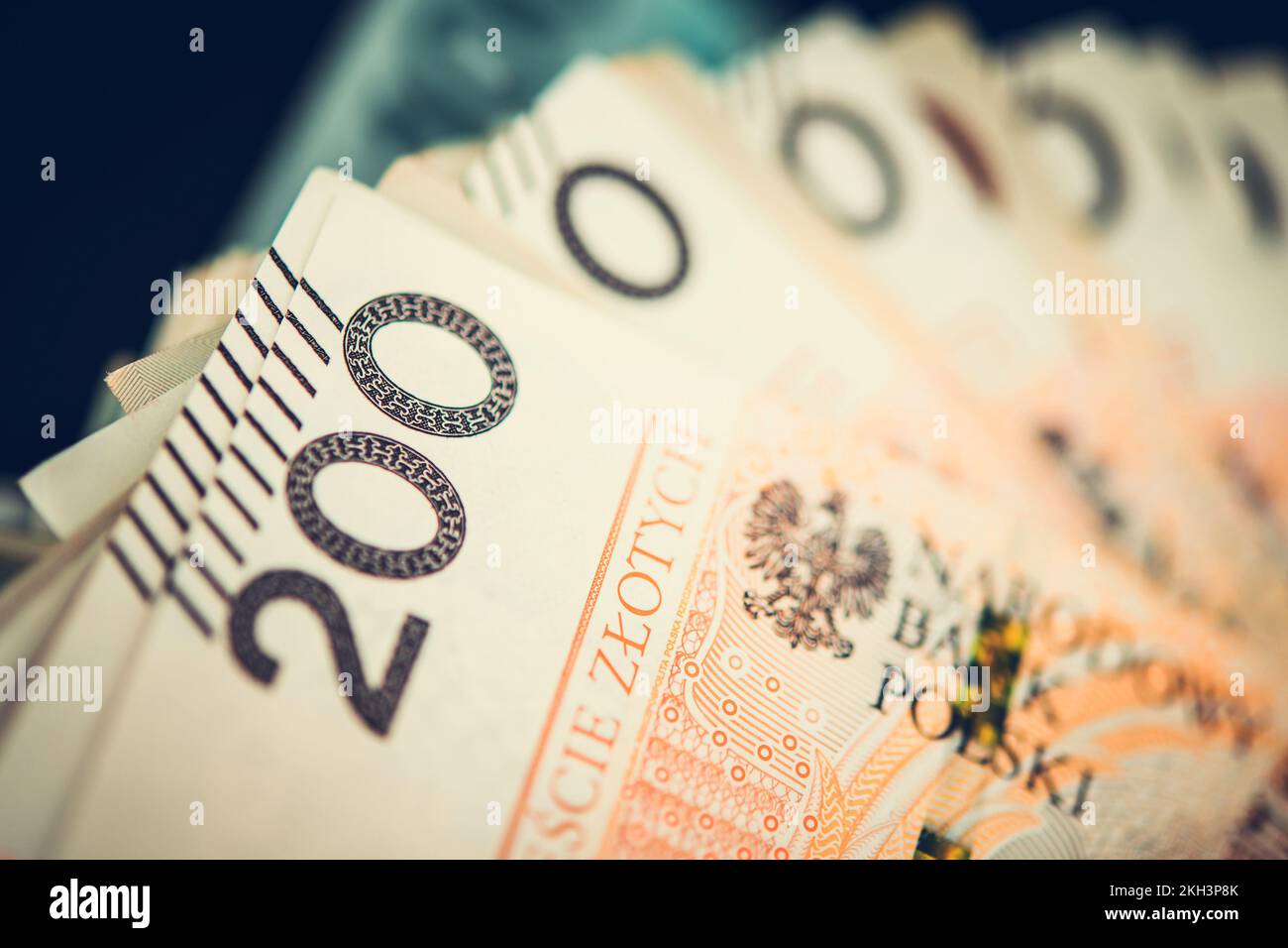 Closeup di denaro in contanti in zloty polacco. Pila di due centinaia di banconote della valuta nazionale polacca. Finanza, economia e economia. Foto Stock