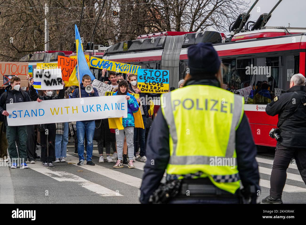 La polizia si accaura una manifestazione a Salisburgo, in Austria, contro la guerra russa in Ucraina. Foto Stock