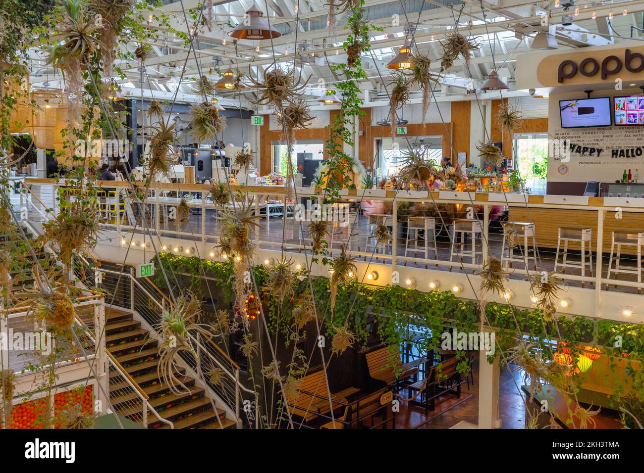 Anaheim, CA, USA – 2 novembre 2022: Interno dello storico edificio Sunkist Citrus Processing and Packing Plant, ristrutturato con il nome di Anaheim Packing H. Foto Stock