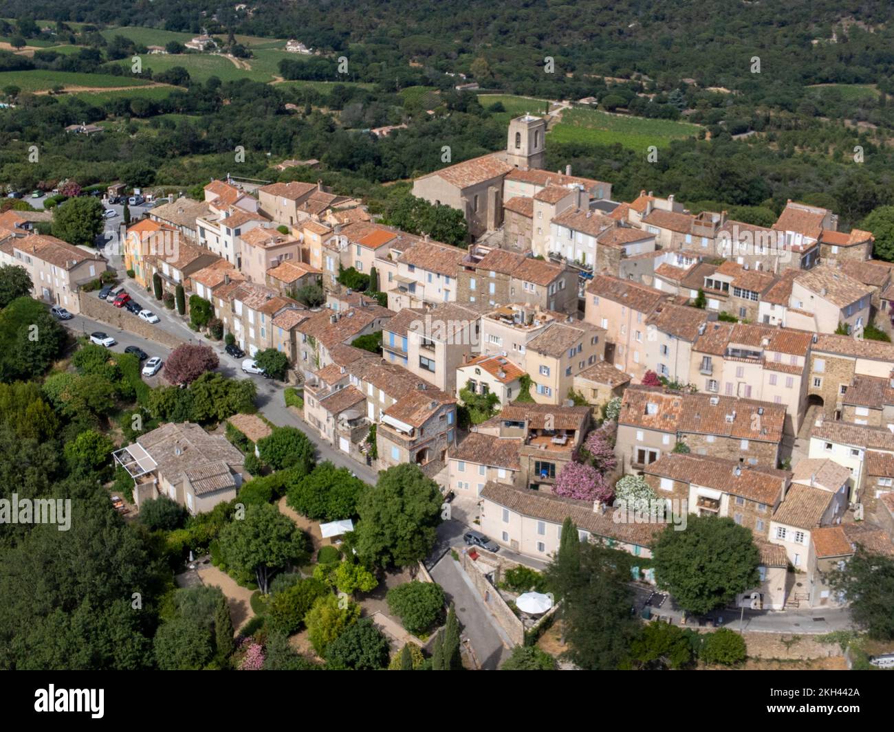 Vista aerea del villaggio di Gassina in cima a una collina, parte del golfo di Saint-Tropez, in Francia, Costa Azzurra, Var Provence. Foto Stock