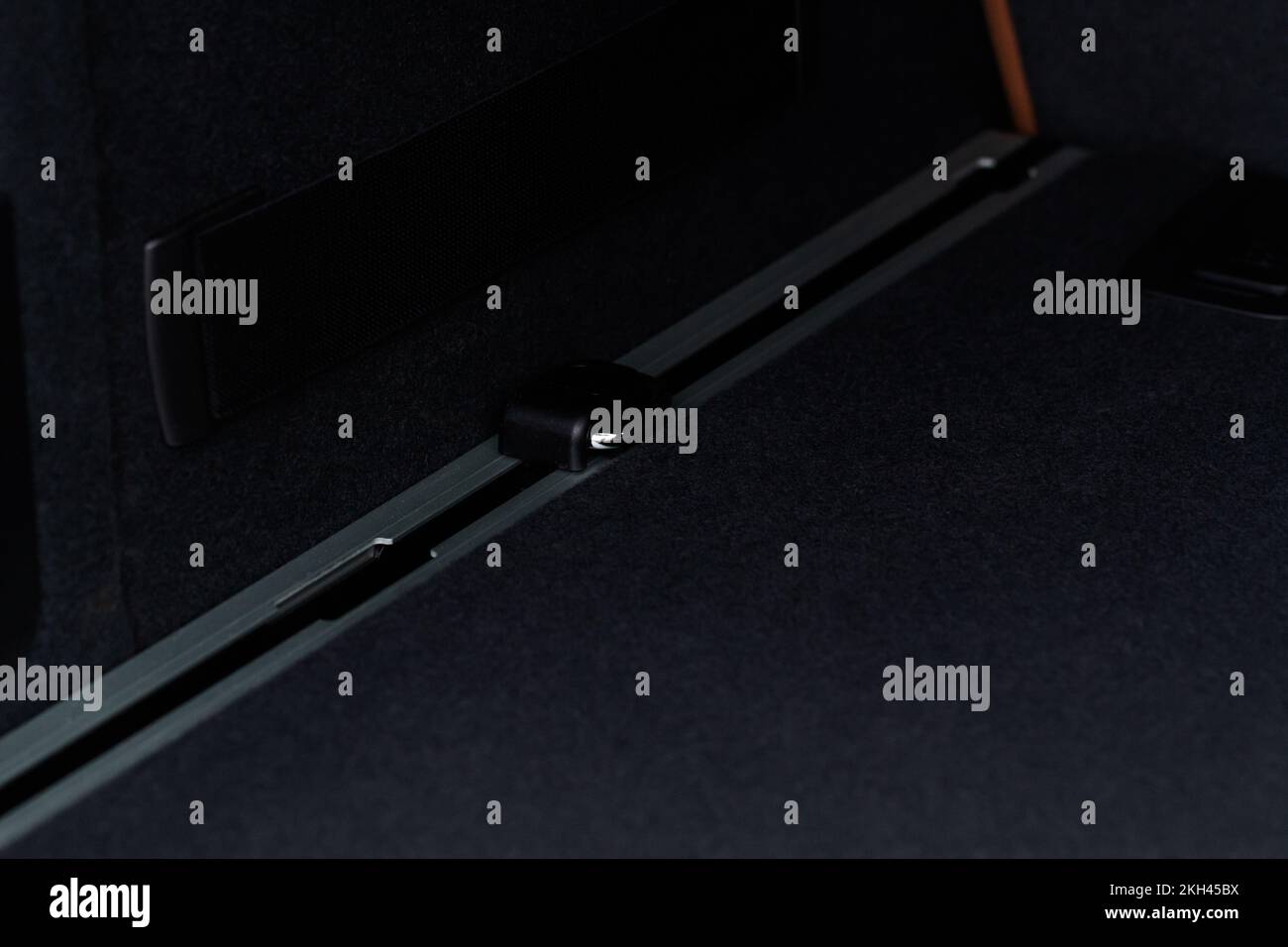 Sistema di fissaggio adattivo nel bagagliaio dell'auto. Bagagliaio auto moderno. Vista ravvicinata di un sistema di fissaggio del vano bagagli. Foto Stock