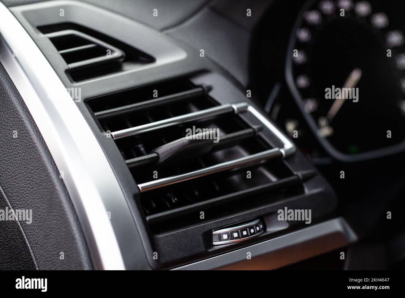 Vista ravvicinata dell'aria condizionata. Il flusso del condizionatore d'aria all'interno della vettura. Dettaglio interno dell'auto. Condotti dell'aria. Foto Stock