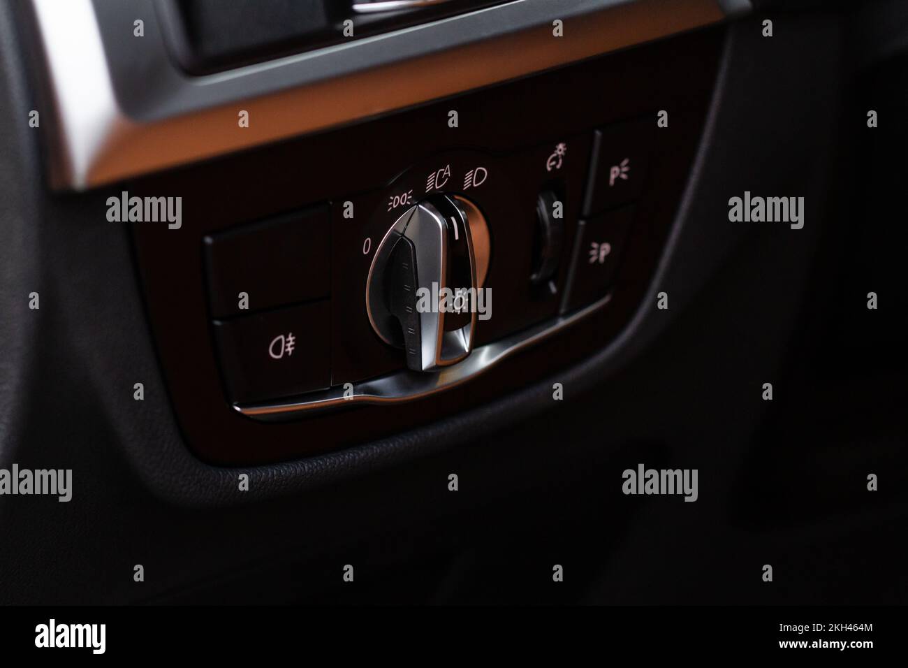 Chiusura del pulsante di comando del commutatore illuminazione esterna.  Pannello di controllo luci in auto Foto stock - Alamy