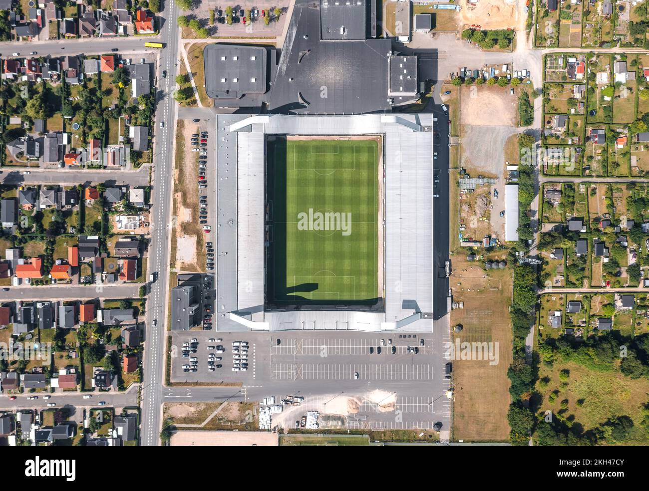 Horsens, Jutland centrale, Danimarca - agosto 2022: Vista aerea dello skyline estivo della Forum Horsens Arena (CASA Arena Horsens), stadio di casa degli AC Horsens Foto Stock