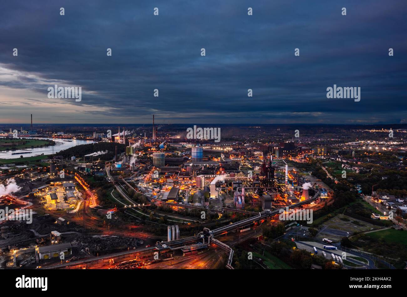 Duisburg, Germania, Industry of Ruhr: Vista aerea notturna dello skyline dello stabilimento di produzione dell'acciaio ThyssenKrupp con altoforno industriale Foto Stock
