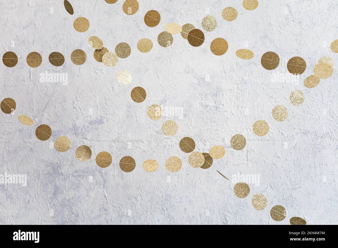 Decorazioni natalizie di lusso in ghirlanda dorata scintillante con ornamento in vetro ghiacciato bianco Foto Stock