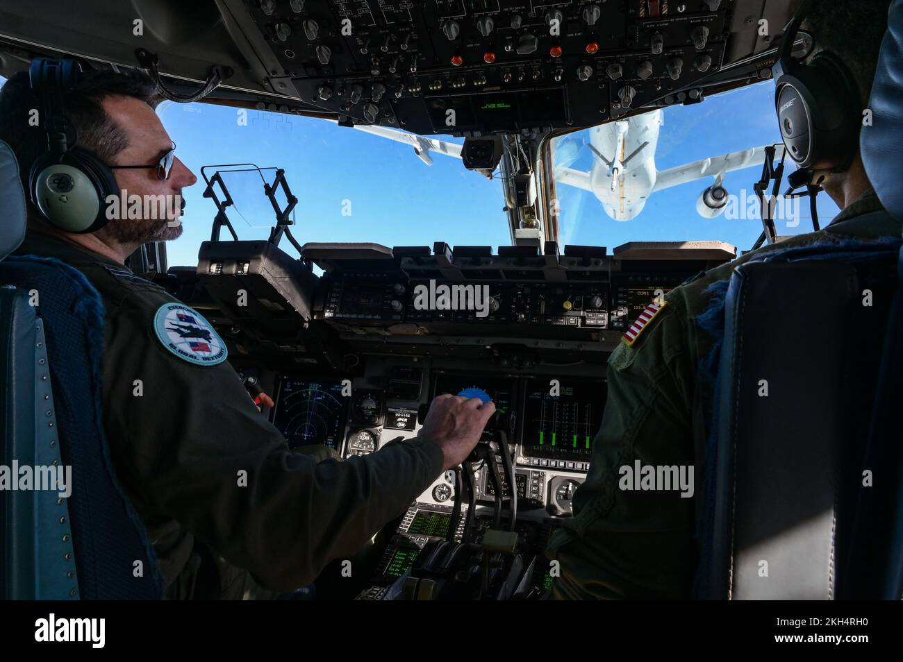 Volo Royal Australian Air Force Lt. Timothy Smith, n. 36 Squadron C-17 Globemaster III pilota, e gli Stati Uniti Air Force 1st Lt. Michael Pryor, 535th pilota di Airlift Squadron C-17, si prepara a ricevere carburante da un RAAF KC-30A Multi-Role Tanker Transport (MRTT) nei cieli dell'Australia, 18 novembre 2022. Esercitazione Global Dexterity 2022 è in corso presso la base RAAF di Amberley, ed è stato progettato per contribuire a sviluppare le capacità tattiche bilaterali di sollevamento aereo e airdrop dell'USAF e del RAAF. Sia gli Stati Uniti che l'Australia si affidano al C-17A per fornire un volo strategico e tattico attraverso l'Indo-PAC Foto Stock