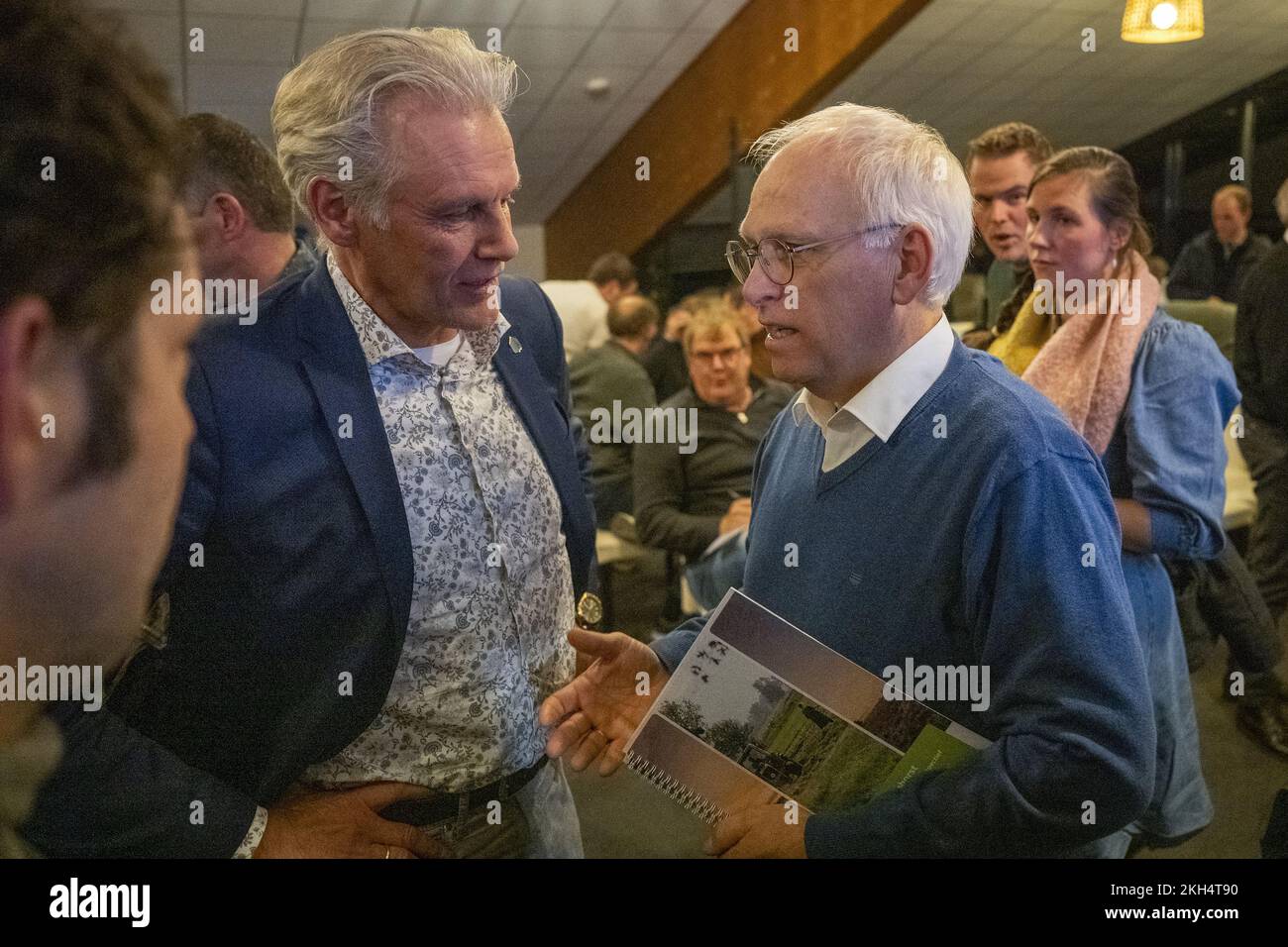 ZWARTSLUIS - Ministro Piet Adema (Agricoltura, natura e qualità alimentare) durante una riunione informativa del gruppo d'azione degli agricoltori Agractie. Durante la riunione, i membri discutono della politica del governo in materia di azoto. ANP JILMER POSTMA netherlands OUT - belgium OUT Foto Stock