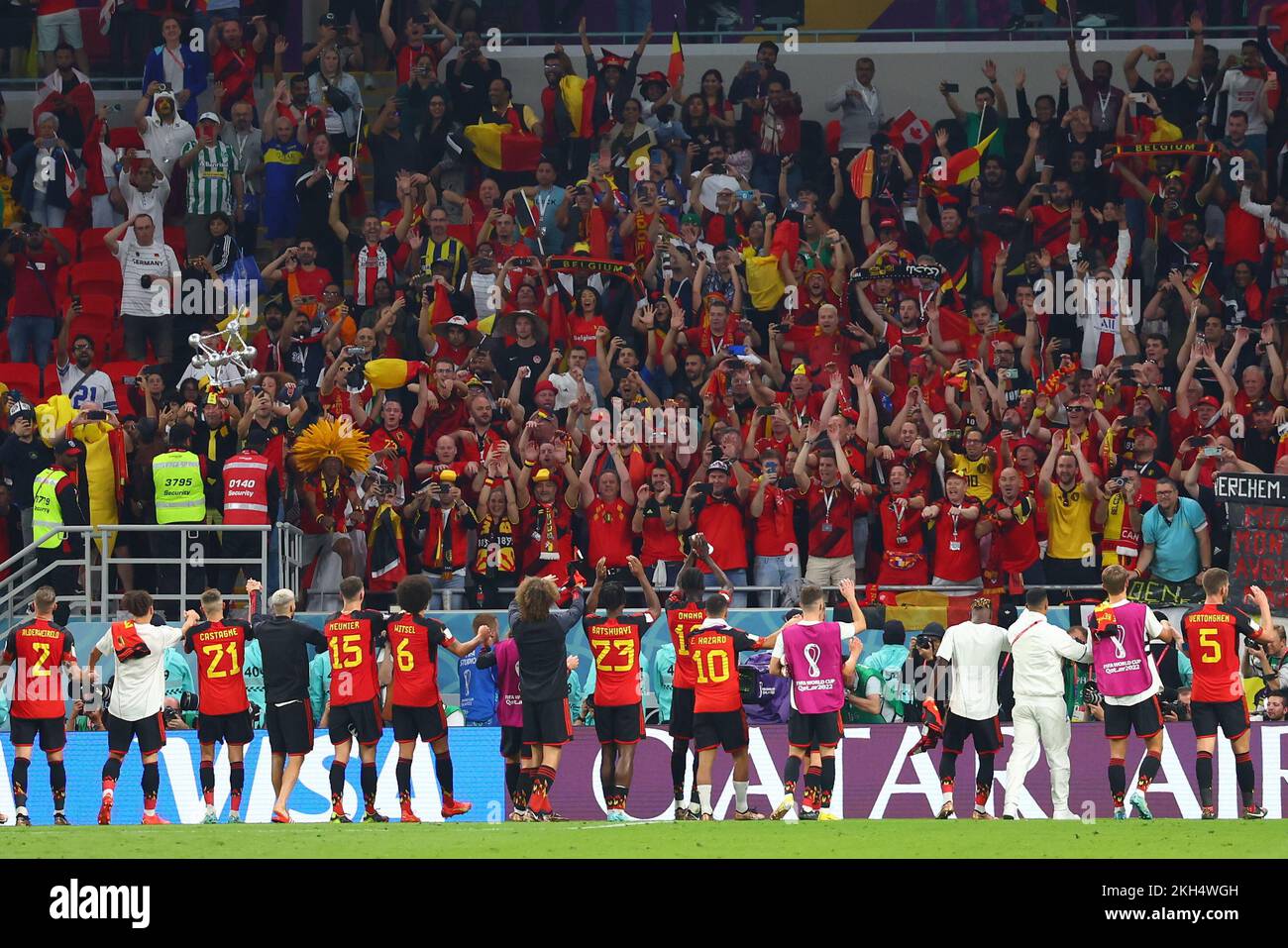 Doha, Qatar. Al Rajjan, Qatar. 23rd Nov 2022. Calcio, Qatar 2022 Coppa del mondo, Belgio - Canada, turno preliminare, Gruppo F, Giornata 1 allo stadio Ahmad bin Ali di al-Rajjan, i giocatori belgi festeggiano con i tifosi dopo la partita. Credit: Tom Weller/dpa/Alamy Live News Credit: dpa picture Alliance/Alamy Live News Foto Stock