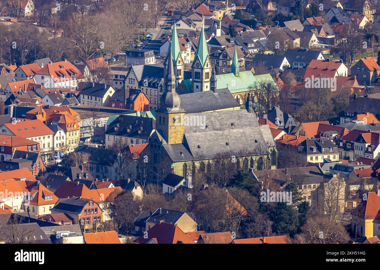 Veduta aerea, città vecchia con chiesa cattolica San Walburga, vecchia chiesa di pellegrinaggio e basilica di pellegrinaggio Mariä Heimsuchung, Werl, Soester Börde, Nord R. Foto Stock