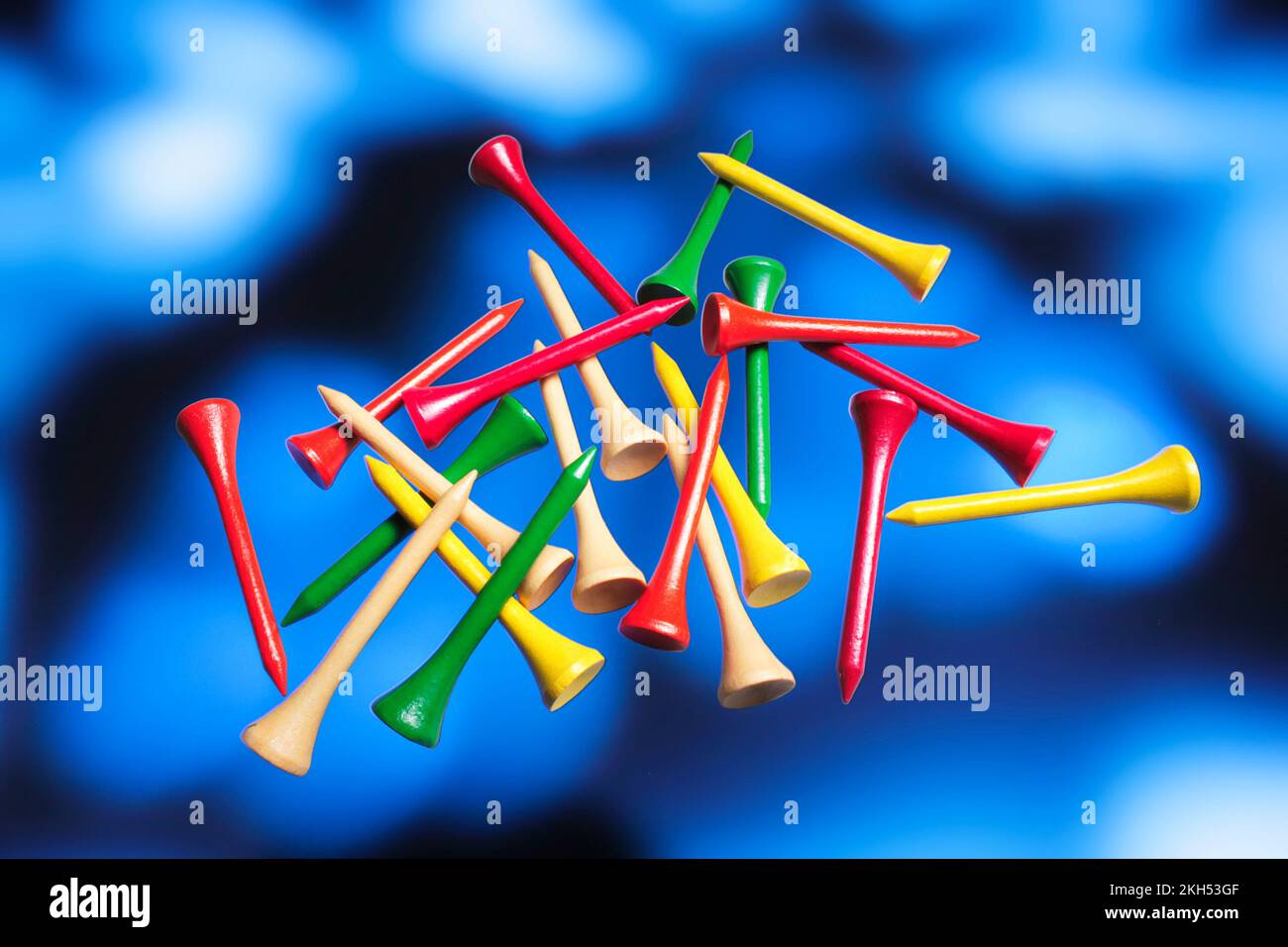 Golf Tees su sfondo blu Foto Stock