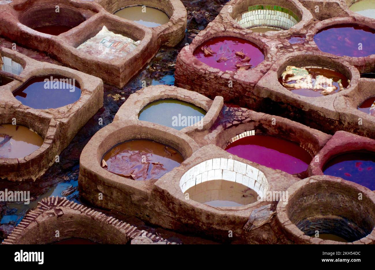 Fez, Marocco - Tendini abbronzanti in pelle tradizionali. Grano intenzionale in strutture per sguardo gritty. Foto Stock