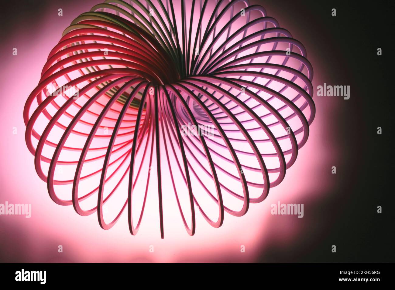 Giocattolo a spirale di primavera su sfondo caldo Foto Stock