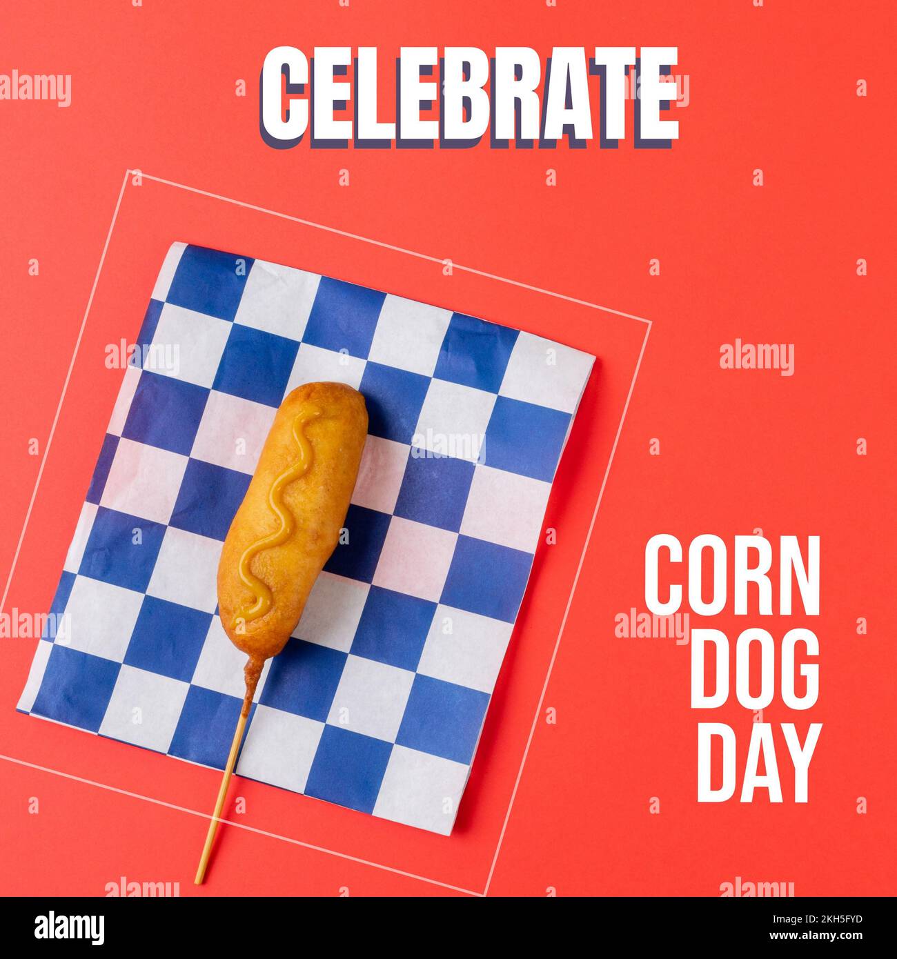 Composizione del testo nazionale del giorno del cane di mais sopra il cane di mais su sfondo rosso Foto Stock