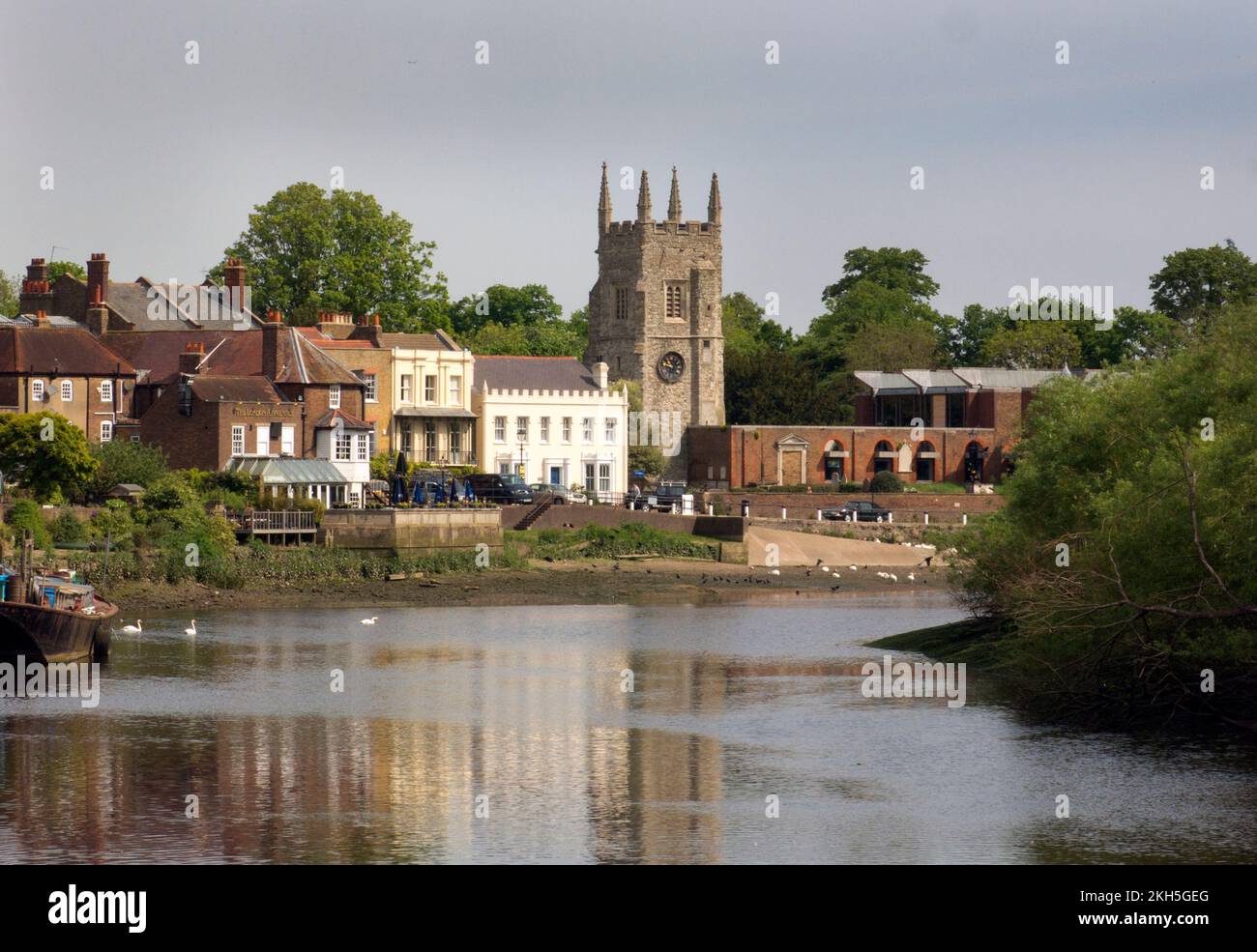 Old Isleworth e All Saints Church sul Tamigi, Twickenham, Hounslow, Londra, Inghilterra Foto Stock