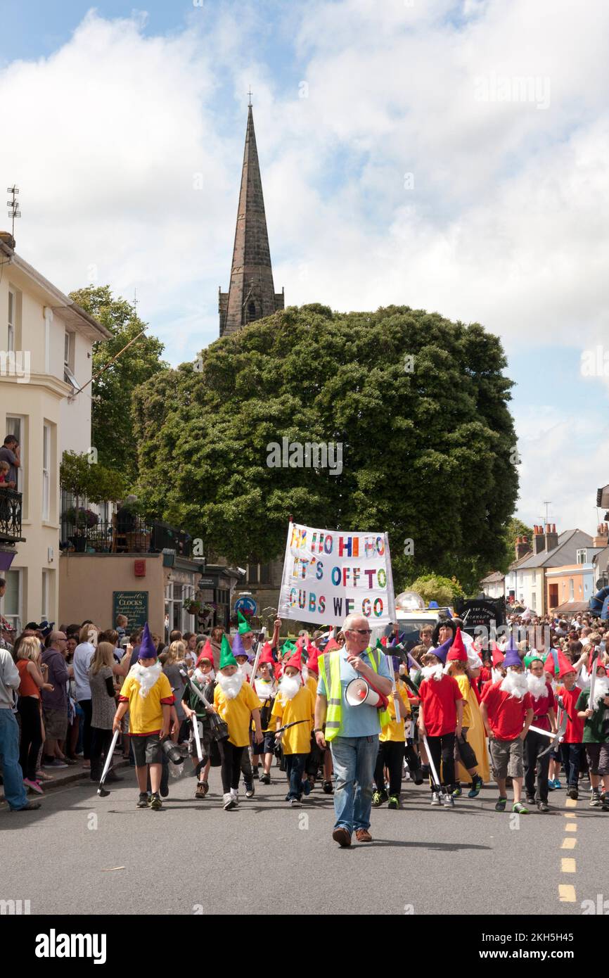 Sfilata annuale del festival Hurstpierpoint, High Street, West Sussex, Inghilterra Foto Stock