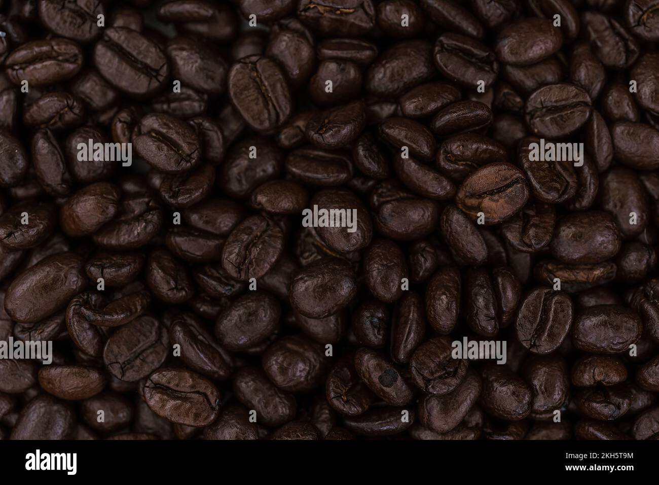 Close up di chicchi di caffè tostati per lo sfondo, di consistenza e di design. Messa a fuoco selettiva. Foto Stock