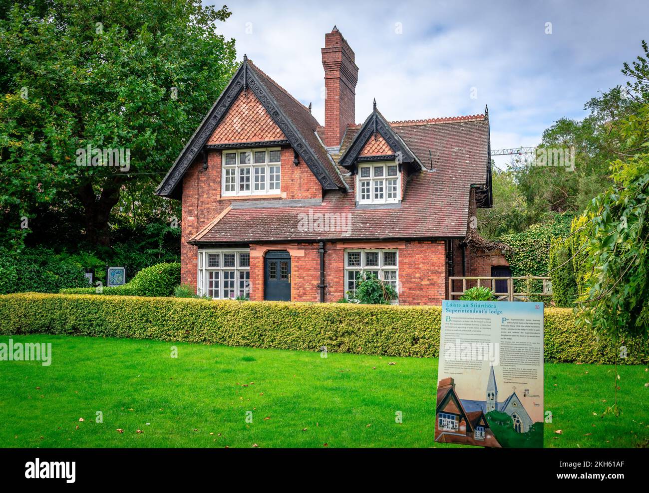 Il Soprintendente’s Lodge in un angolo tranquillo a sud-ovest di Saint Stephen’s Green. Costruito nel 1880, è stato progettato da James Franklin Fuller. Foto Stock