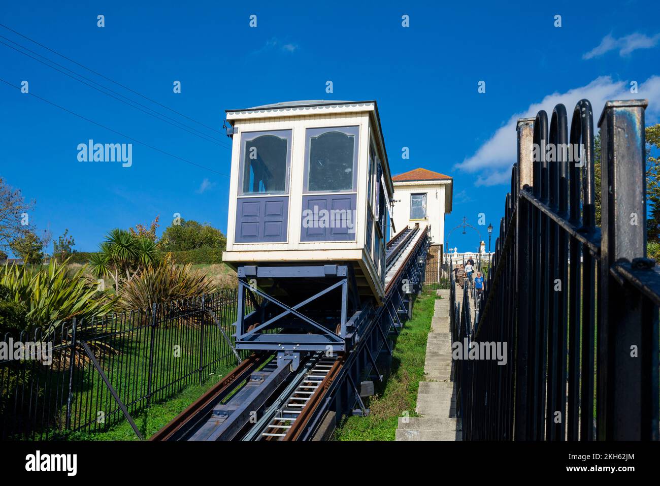 Cliff Lift, Southend on Sea, Essex, in una giornata di sole. Funicolare storica, restaurata e in servizio carrozza che porta i passeggeri sulle scogliere Foto Stock